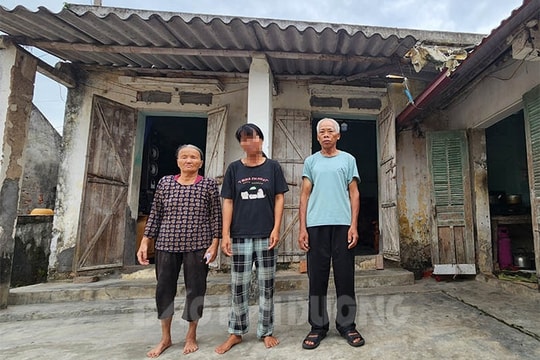 Cha mẹ già nuôi con tâm thần